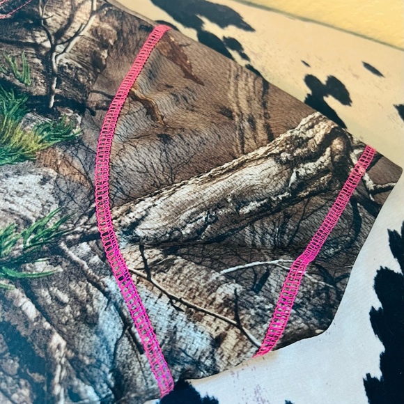 Like New Women’s Camo Shirt by Game Winner - Sz Small - Picture 4 of 4